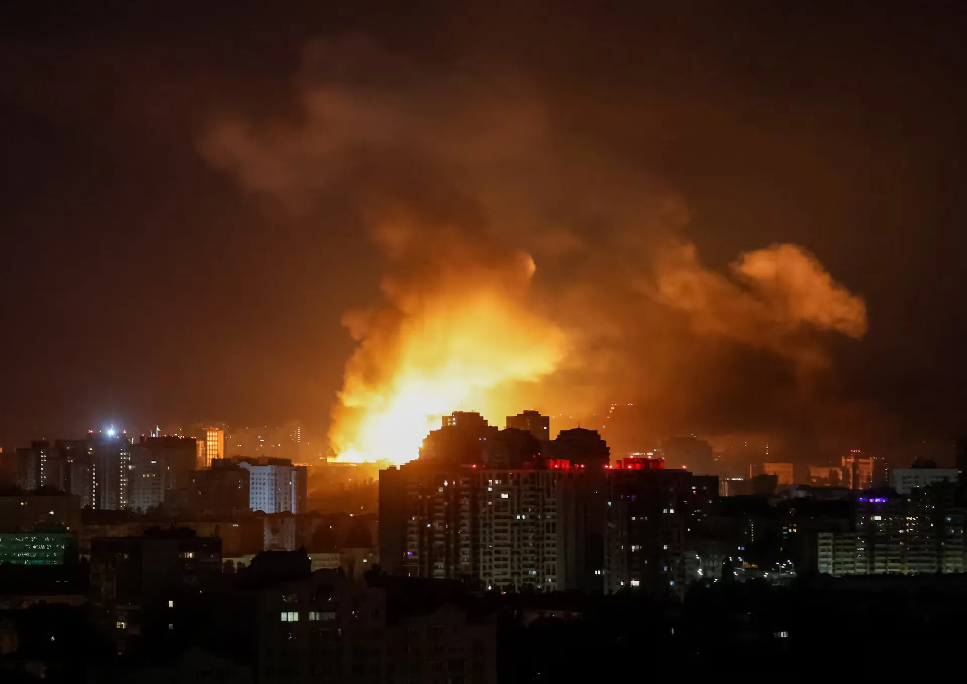 Один з найсмертоносніших обстрілів Києва за останні місяці — понад 40 поранених, зруйновані будинки, тривають рятувальні роботи